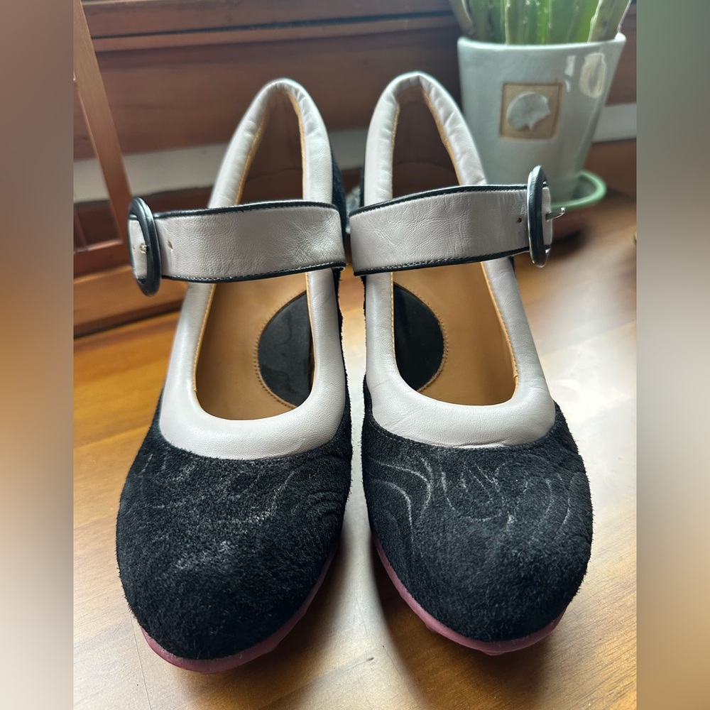 Fluevog NEARLY NEW Cosmos Ceres black suede and beige padded Mary Jane heel- 9.5 - Picture 5 of 16